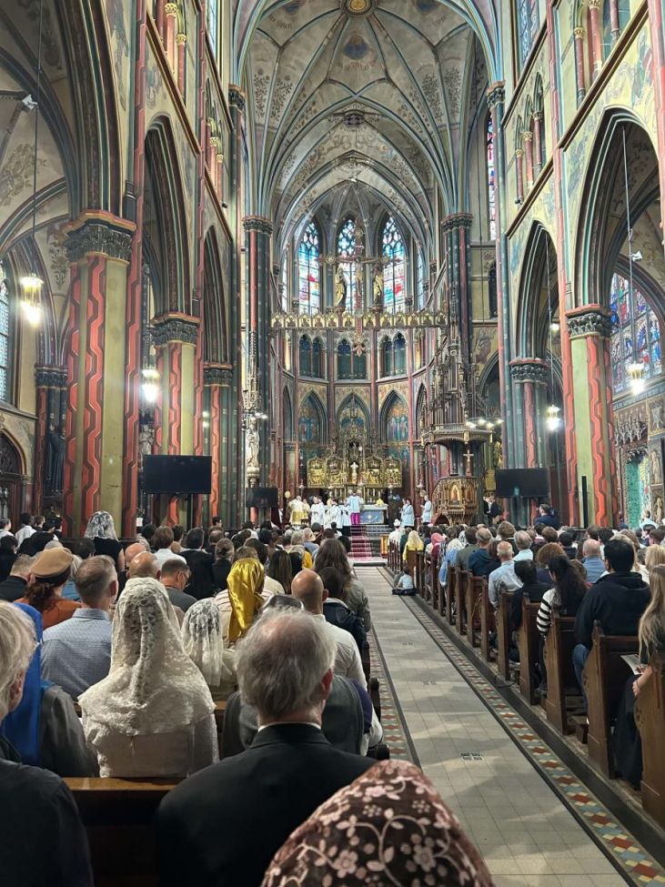 SURGE IN MASS AND CONFESSION, IS AMSTERDAM FAITH REVIVING?